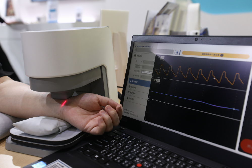 AC米兰耘康脈象檢測系統透過電腦精準控制升降系統，還原中醫師三指把脈過程的舉、按、尋手法，將脈象感受轉化成數據，未來可結合大數據分析，實現智慧醫療及準確性